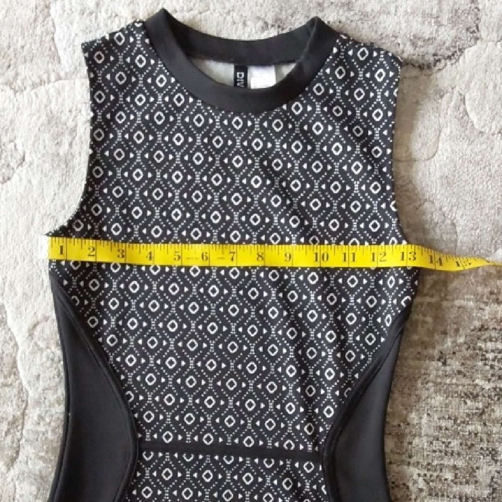 Elegant Black and White Patterned Dress - - Picture 7 of 11